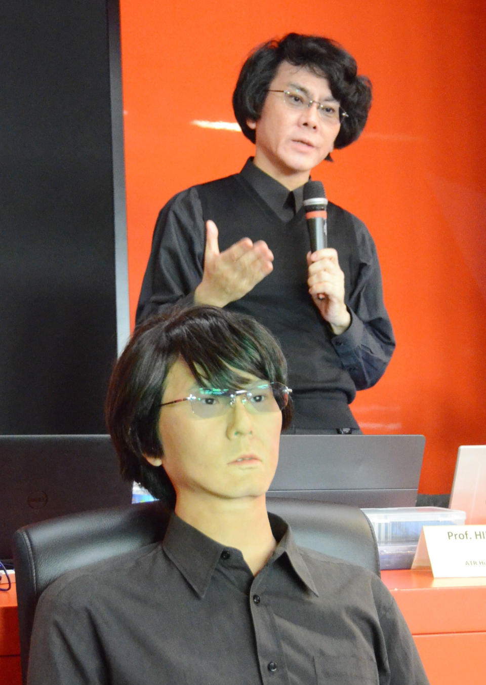 Der japanische Robotiker Hiroshi Ishiguro und sein maschineller Doppelgänger. (Bild: ddp)