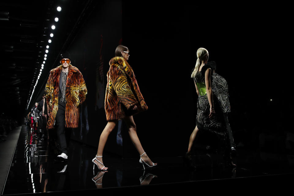 En esta foto del 21 de febrero de 2020, modelos lucen diseños de la colección otoño-invierno 2020-2021 de Versace en Milán, Italia. (AP Foto/Antonio Calanni, Archivo)