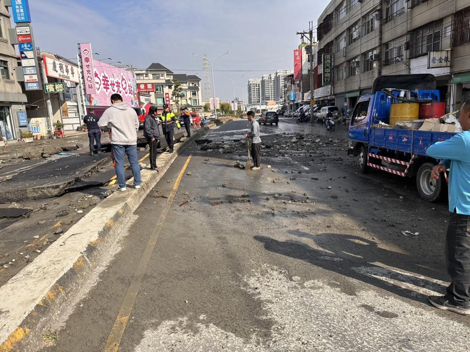 ▲員林市莒光路發生一起自來水管爆裂事件，台水公司進行自來水埋管工程，加壓試水時水管爆裂，導致水壓衝破柏油路面，馬路隆起、坍塌，一片狼藉。（民眾提供）