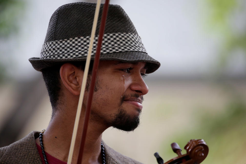 <p>Venezuelan violinist Wuilly Arteaga reacts during a gathering against Venezuela’s President Nicolas Maduro’s government in Caracas, Venezuela June 4, 2017. (Photo: Marco Bello/Reuters) </p>