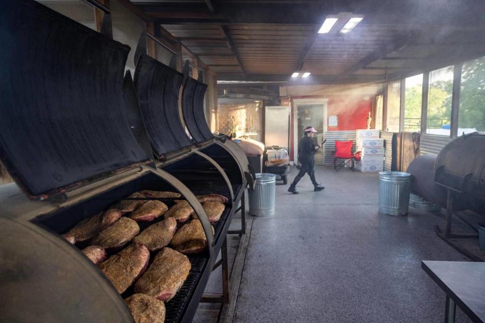 La pitmaster Cecilia Guerrero atiende los fuegos de varios ahumadores en Goldee's Barbecue en Fort Worth, el sábado 22 de abril de 2023.