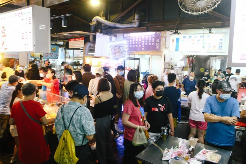 好食券可用於餐飲、糕餅、夜市小吃／市場等。圖為夜市擠滿逛街及覓食人潮。（資料照/鄧博仁攝）