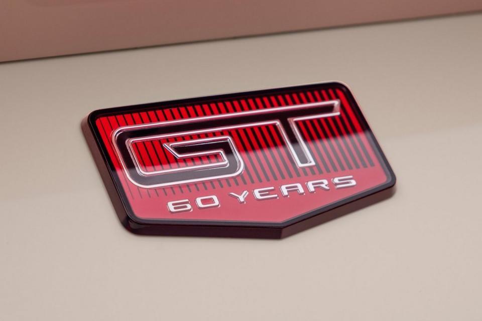 車尾與車室也有60周年銘牌。