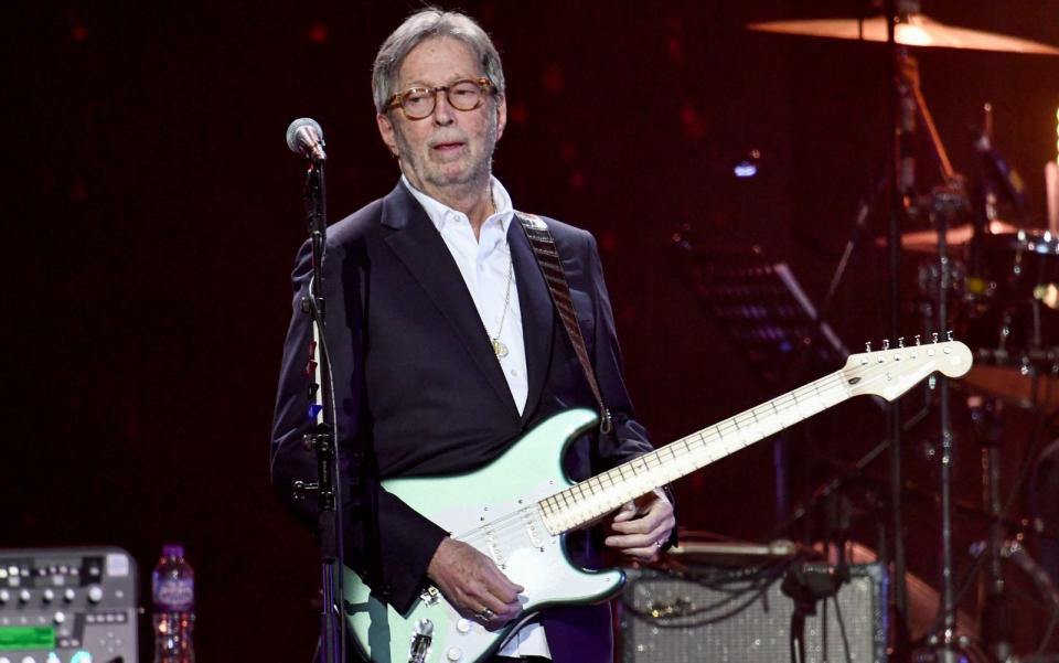 <p>Auch heute mit inzwischen 75 Jahren immer noch ganz bei sich: Eric Clapton bei einem Konzert im März 2020 in London. (Bild: Gareth Cattermole/Getty Images)</p> 