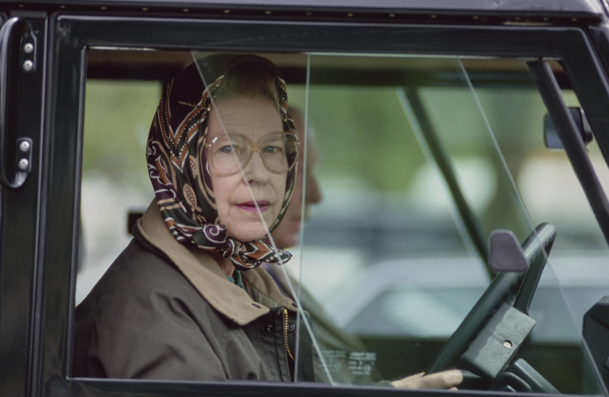 La reina Isabel II de Gran Bretaña (a la derecha) mostrando al rey Abdullah de Arabia Saudita ejemplares de la Colección Real en la Galería de Cuadros del Palacio de Buckingham en Londres, el 30 de octubre de 2007. La reina Isabel II dio una bienvenida lujosa al rey Abdullah de Arabia Saudita el martes, al comenzar una visita de Estado en medio de airadas protestas y titulares en los que acusaba a Gran Bretaña de los fracasos antiterroristas. La reina, junto a su esposo, el príncipe Felipe, y el primer ministro Gordon Brown, dieron la bienvenida formalmente al rey en el Desfile de Guardias a Caballo en el centro de Londres, donde pasó revista a los guardias de honor con sombreros de piel de oso. FOTO AFP/AKIRA SUEMORI/WPA POOL (Crédito: AKIRA SUEMORI/AFP vía Getty Images)