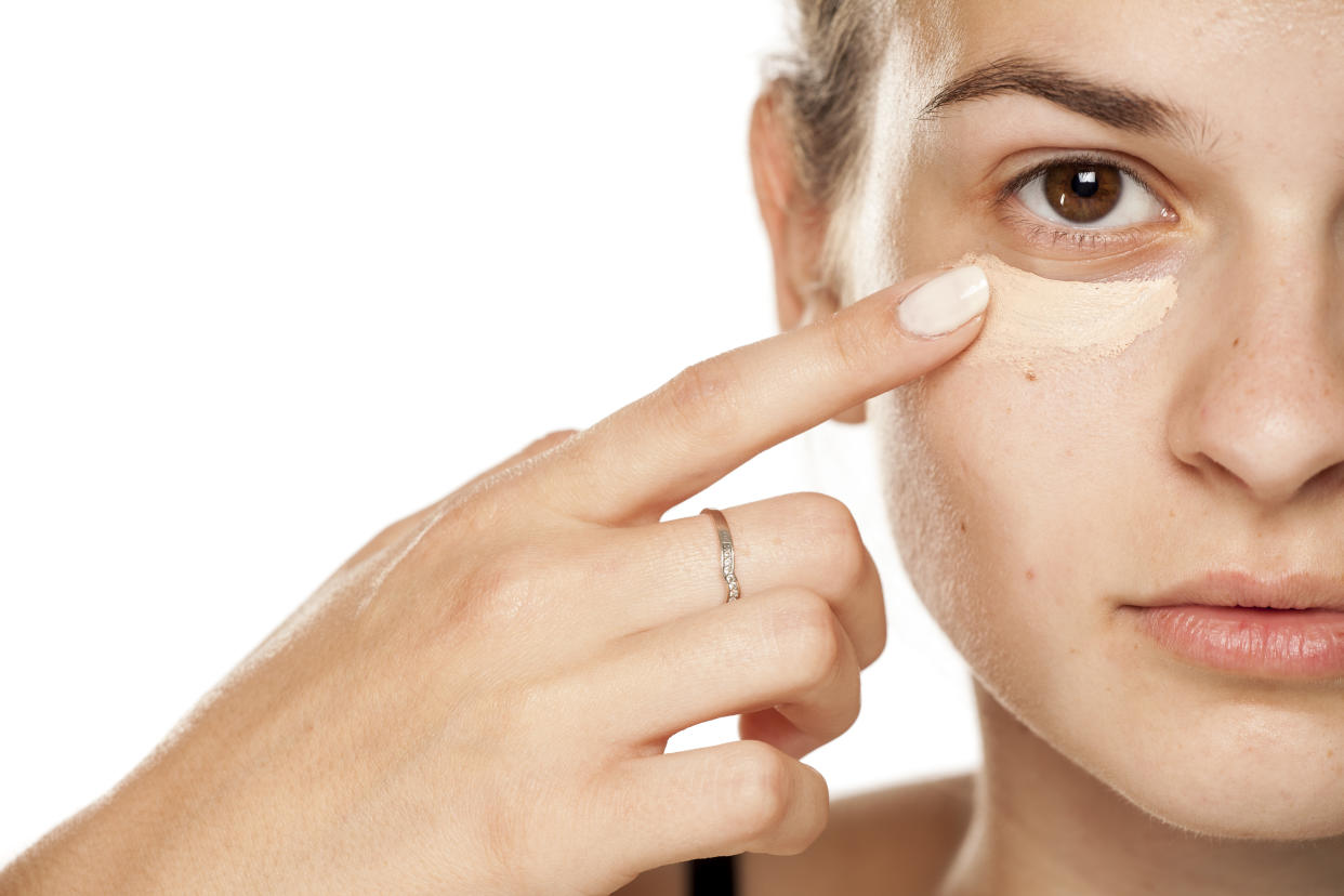 Aplicar una crema especializada en el contorno de ojos evita futuros problemas/Getty Images.