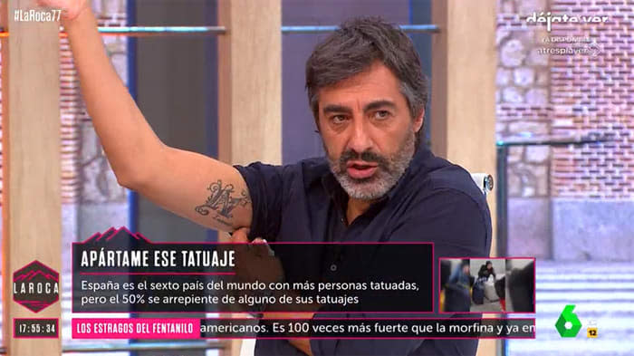 Juan del Val muestra el tatuaje que se hizo por Nuria Roca
