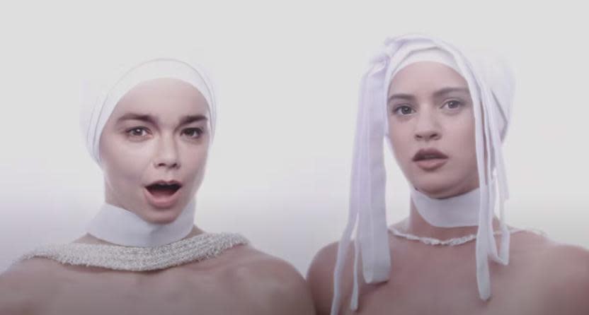 Björk y Rosalía en el video de Oral (Crédito: El País)