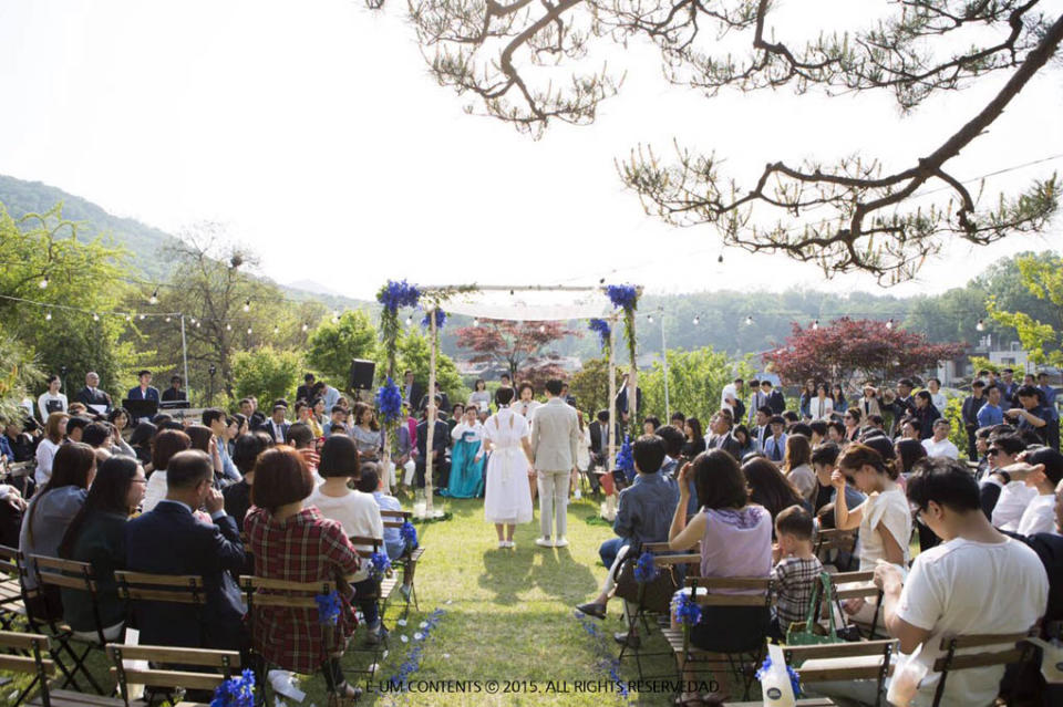 前日（5月9日），演員奉太奎正式迎娶攝影作家Hasisi Park，兩人的婚禮僅邀請了少數親朋好友參加。