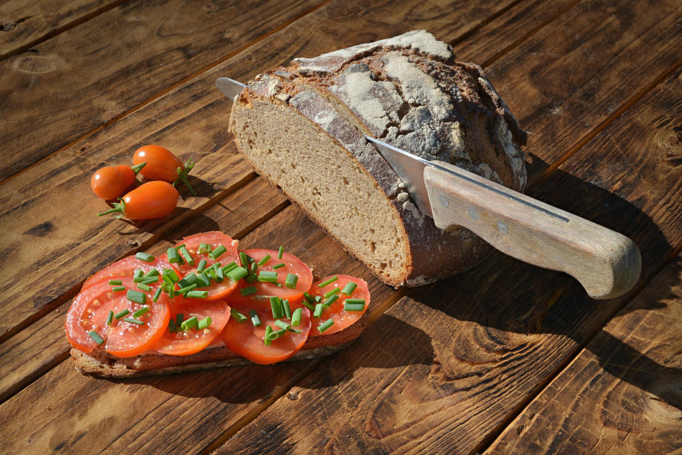 Ein frisches Brot ohne Zerdrücken zu schneiden, ist mit einem kleinen Trick total einfach. (Symbolbild: Getty Images)