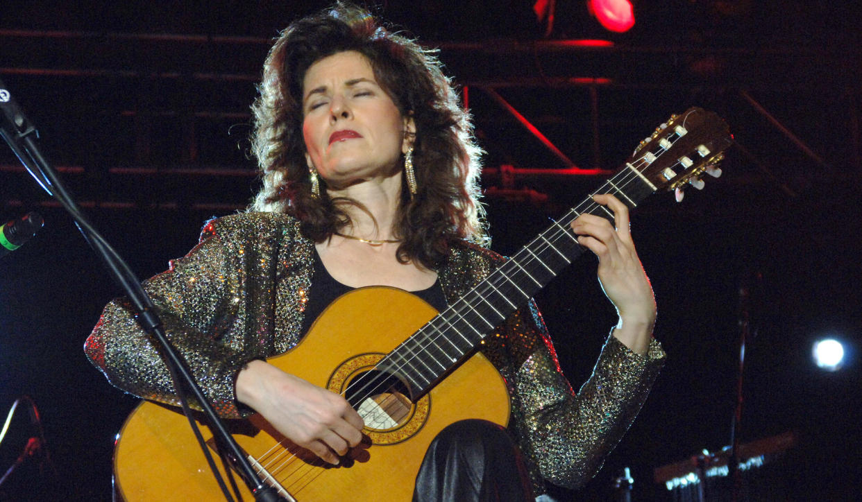  Sharon Isbin performs at The 2006 Recording Academy Honors Awards. 