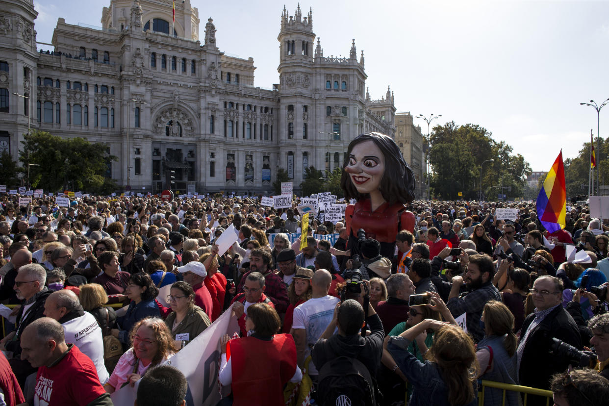 Manifestantes durante la movilización en defensa de la sanidad pública este 13 de noviembre en Madrid con un ninot de Isabel Díaz Ayuso. (Foto: Luis Soto / SOPA Images / LightRocket / Getty Images).