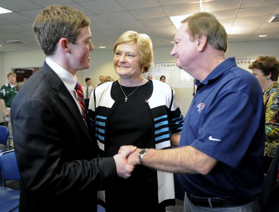 Tyler Summitt, left, his mother, Hall-of-Fame Tennessee Lady Vols coach Pat Summitt, and former Louisiana Tech coach Leon Barmore share a moment after a press conference Wednesday, April 2, 2014 to announce Tyler Summitt, 23, as the new women's basketball coach at the college, in Ruston, La. (AP Photo/The Shreveport Times, Douglas Collier) MAGS OUT; MANDATORY CREDIT SHREVEPORTTIMES.COM; NO SALES
