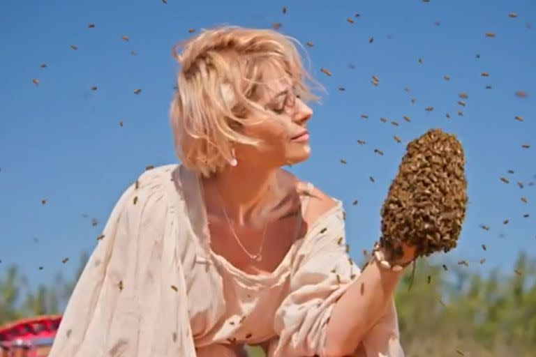 Victoria Vannucci se mostró interactuando con las 10.000 abejas que rescató y usará para proveer de miel y cera a su restaurante