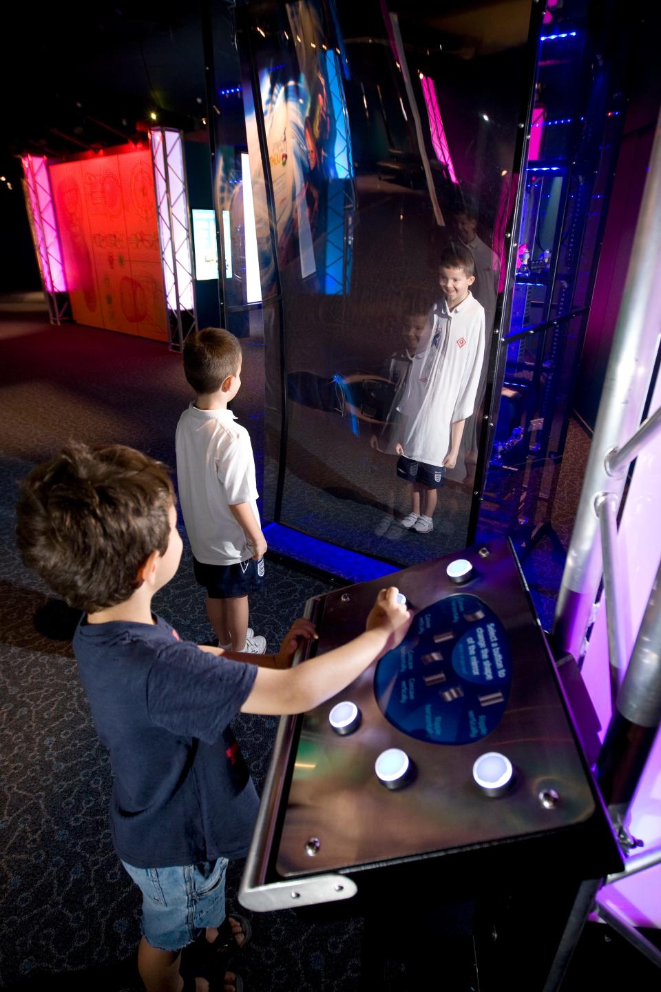 A bendable mirror teaches visitors about reflection at MOSH's "Playing With Light."