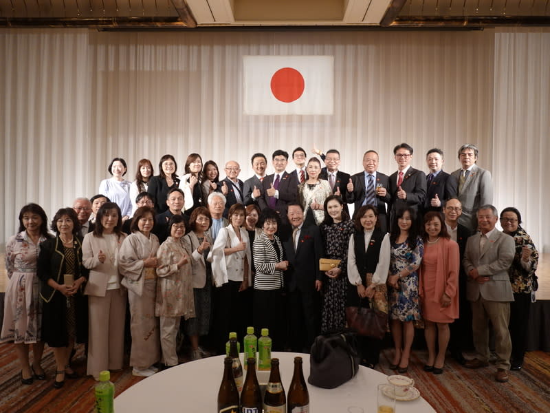 日本前參議院議長山東昭子生日 與台僑同歡 日本參議員、前參議院議長山東昭子的政治生涯50週 年及82歲慶生會上，留日台灣同鄉會名譽會長詹德薰 與駐日官員、僑胞等約80人出席慶賀，感謝山東為台 日友好關係長期做出貢獻。 中央社記者楊明珠東京攝 113年5月8日 