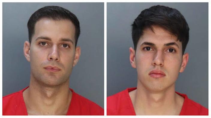 Les officiers de police de Hialeah, Rafael Otano, à gauche, et Lorenzo Orfila, licenciés il y a deux semaines après avoir été accusés d'enlèvement à main armée, ont été autorisés à sortir de prison mardi après qu'un juge a fixé une caution et une date de procès.