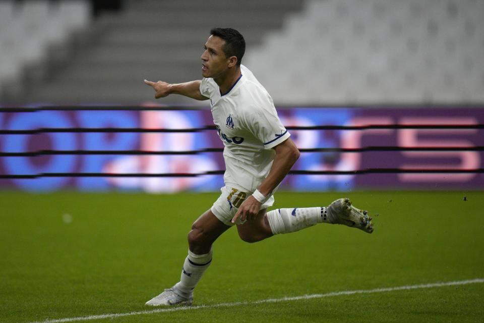 Alexis Sánchez celebra tras anotar el primer gol del Marsella en el partido contra Sporting Lisboa por la Liga de Campeones en Marsella, el martes 4 de octubre de 2022. (AP Foto/Daniel Cole)