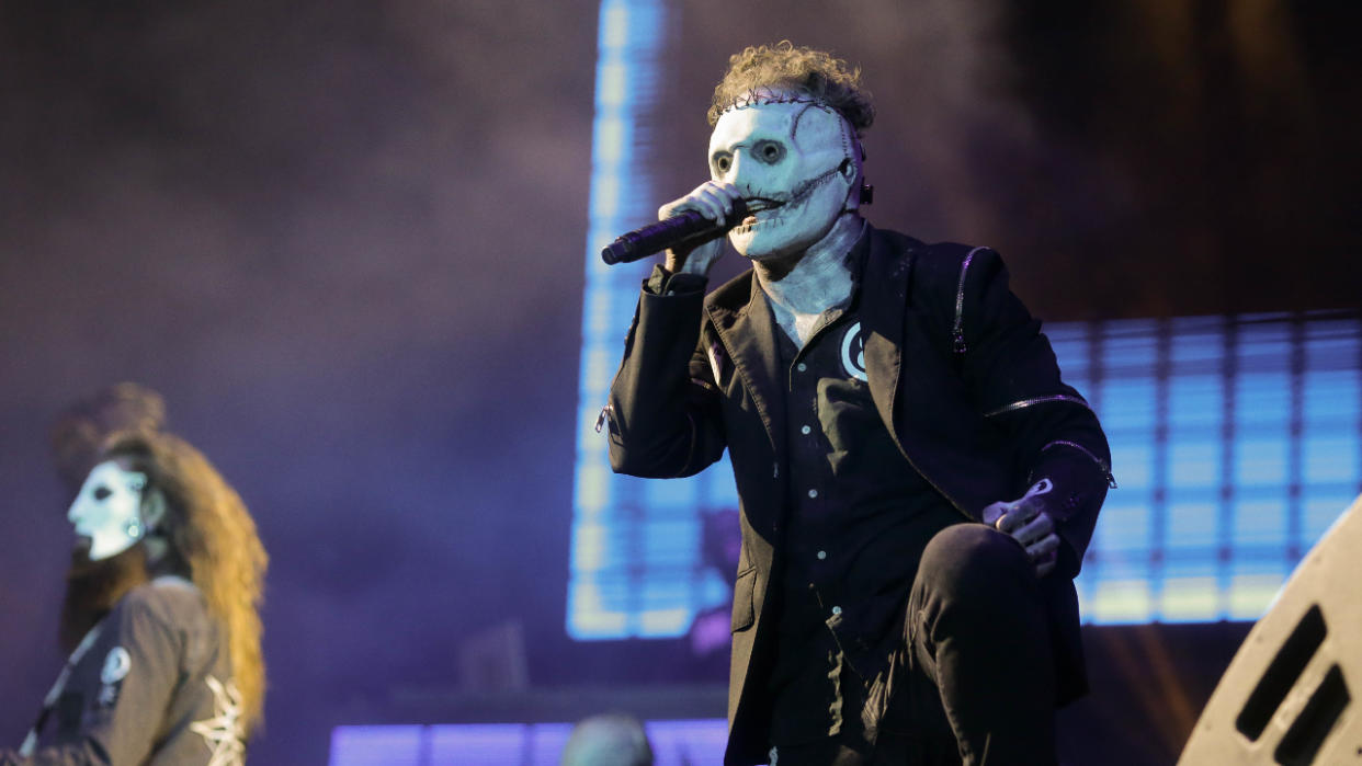  Corey Taylor on stage. 