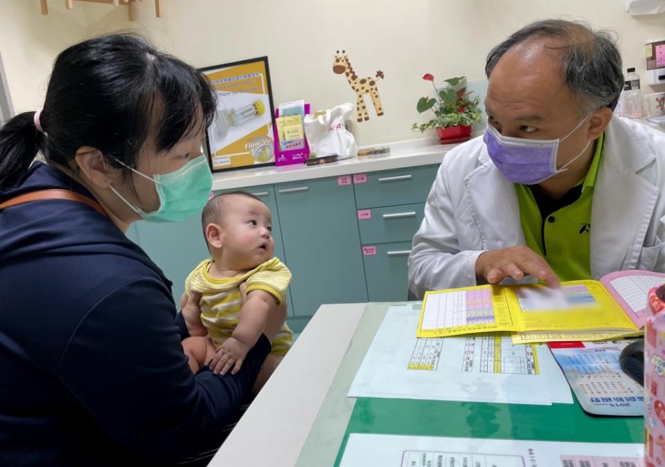醫師賴永清表示，台灣中部地區致敏化嬰兒高達29.5％，即每10位孕婦就可能會有3位致敏兒誕生。（記者陳金龍攝）