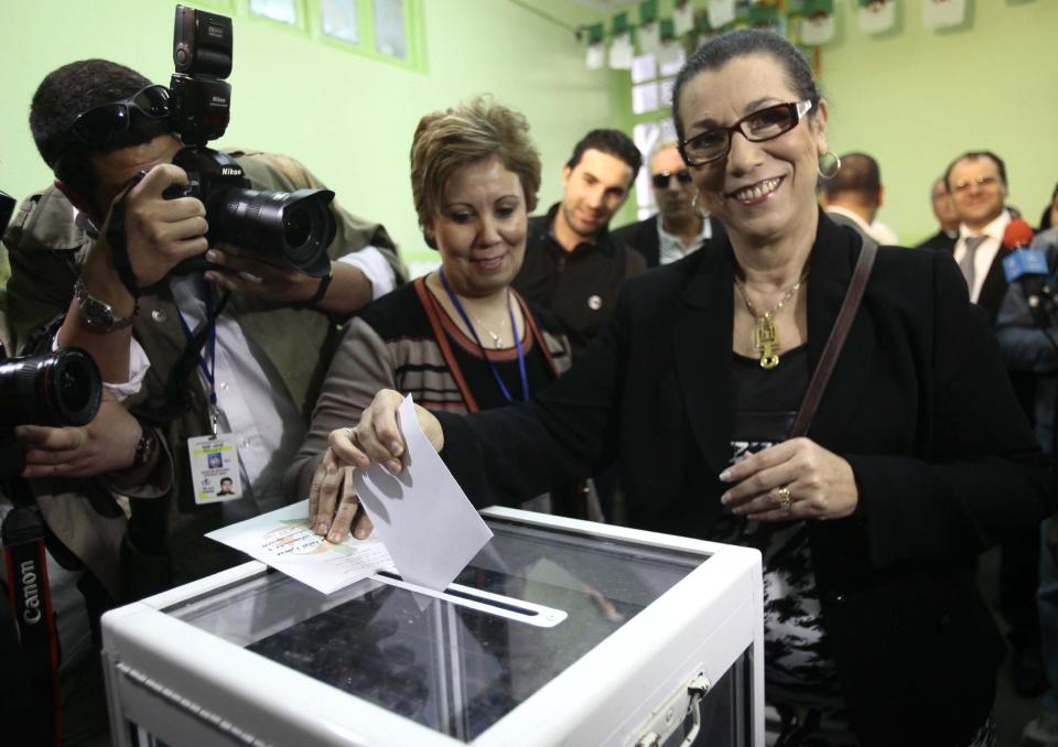 Luisa Hanune, presidenta del Partido de los Trabajadores y la única mujer que busca la presidencia de Argelia, deposita su voto para la elección presidencial el jueves 17 de abril de 2014. (Foto AP)