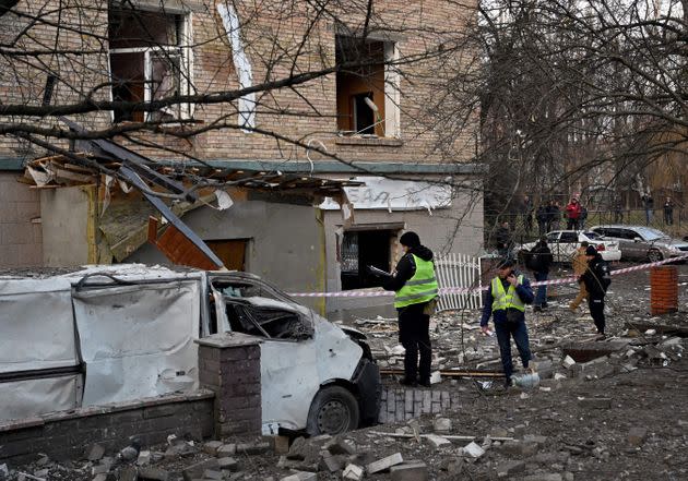 La policía investiga un ataque en Kiev.