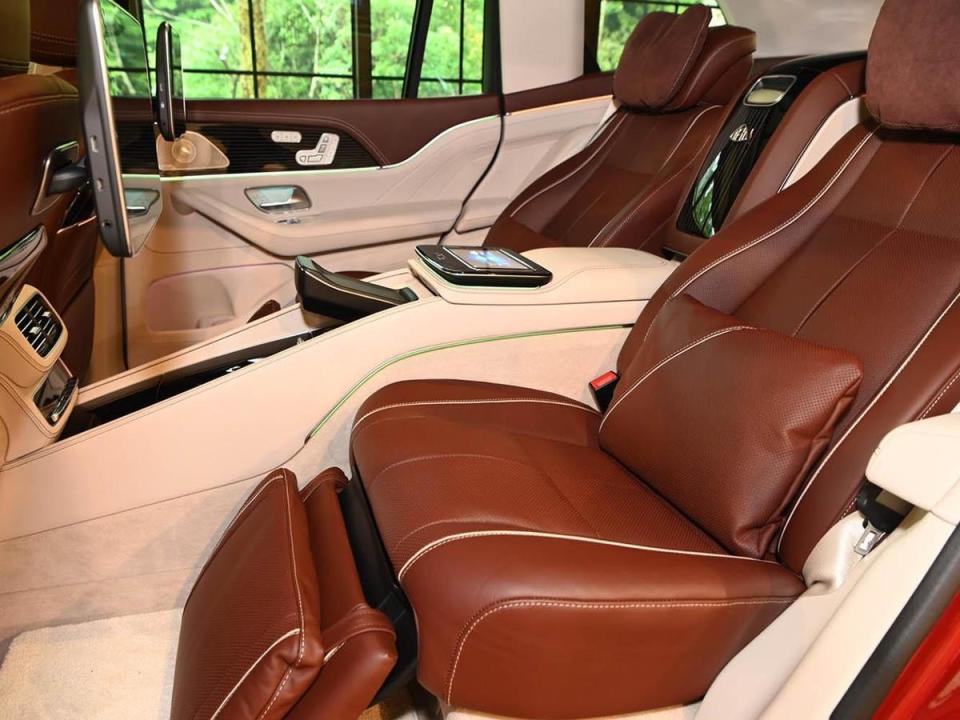 GLS600的後座提供了沙發式三人座椅或者頭等艙級的獨立雙座椅可供選擇。