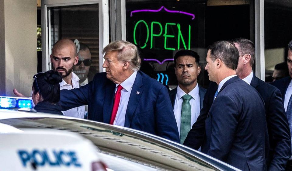 El ex presidente Donald Trump saluda a sus seguidores en Versailles Restaurant and Bakery  después de su aparición en el tribunal federal de Miami, el martes 13 de junio de 2023.