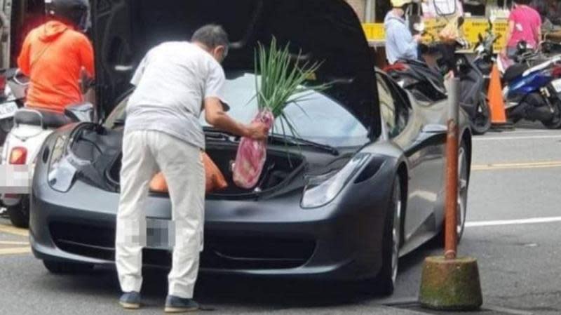 有網友分享照片，一名阿伯竟開著上千萬的法拉利超跑買菜。（翻攝爆廢公社）