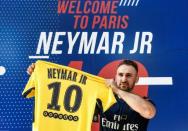 Neymar arrives in Paris promising glory for PSG