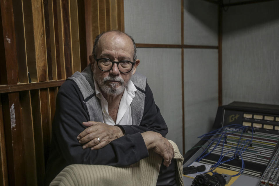 El músico cubano Silvio Rodríguez, durante una entrevista con The Associated Press en La Habana, Cuba, el 6 de junio de 2024. Rodríguez, de 77 años, es uno de los músicos más afamados de Latinoamérica y ha publicado un nuevo álbum, el primero en tres años. (AP Foto/Ariel Ley)