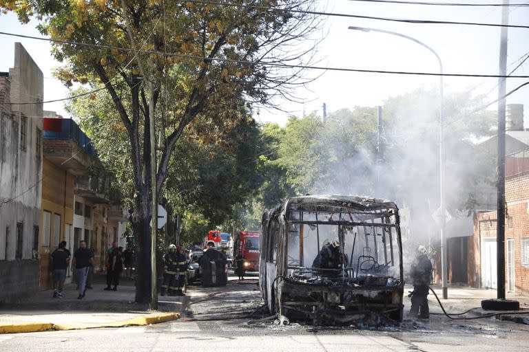 Se prendió fuego un colectivo de la línea 50 en la esquina de José Martí y Crisóstomo Álvarez. Bajo Flores