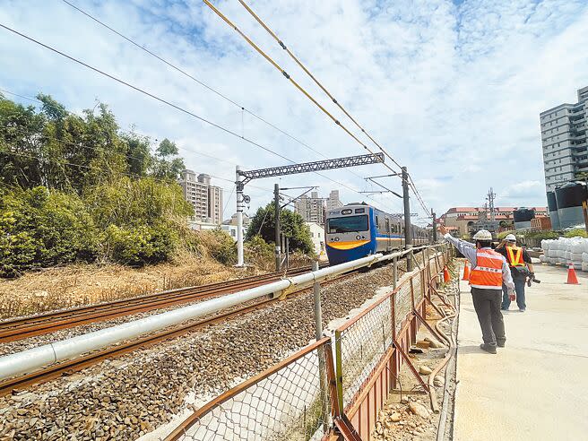 行政院副院長鄭文燦23日會勘平鎮車站工程，拍板出土位置將南延1.2公里。（呂筱蟬攝）