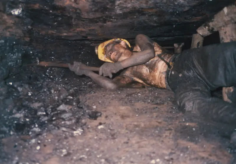 ▲周朝南利用底片相機記錄下礦工在礦底的工作實況。（圖／周朝南提供）