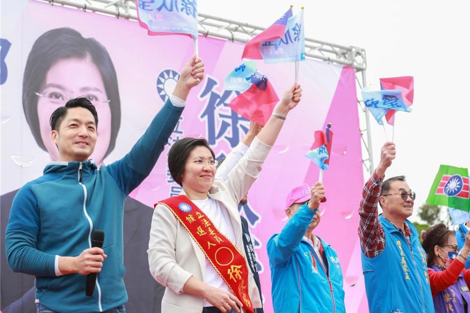 台北市長蔣萬安（左）3日到湖口鄉，為國民黨立委候選人徐欣瑩（左二）站台助講。（羅浚濱攝）