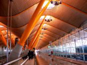 <p>El <strong>Aeropuerto Internacional Adolfo Suárez</strong> <strong>Madrid-Barajas, </strong>en España<strong>, </strong>fue elegido por los usuarios como <strong>el décimo mejor aeropuerto del mundo</strong>. Estos premios a la calidad son otorgados anualmente por <strong>Skytrax</strong>, la consultora de investigación y estudios aeroportuarios.</p> <p>Madrid-Barajas también obtuvo el reconocimiento como <strong>segundo mejor aeropuerto del sur de Europa,</strong> <strong>el tercer mejor aeropuerto con entre 50 y 60 millones de pasajeros</strong> en el mundo,<strong> el quinto mejor aeropuerto de Europa</strong>, <strong>el sexto mejor aeropuerto más limpio de Europa</strong> <strong>y el sexto aeropuerto con mejor personal de Europa.</strong></p> <p>(Getty Images)</p> 