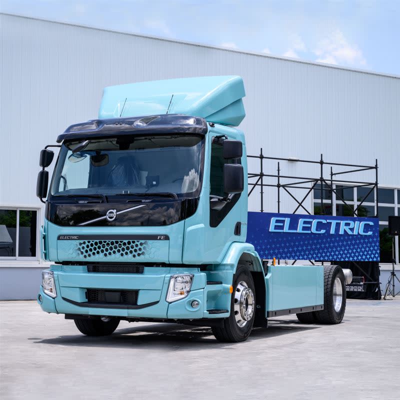 Volvo FE 電動中卡首次亮相，近距離介紹電動卡車FE 的駕駛艙、效能、電池以及充電樁（圖／翻攝自Volvo 商用車臉書）