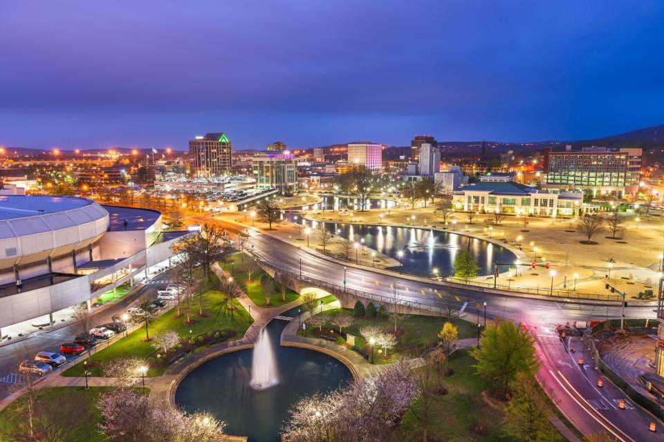 Huntsville, Alabama, USA park and Downtown Cityscape