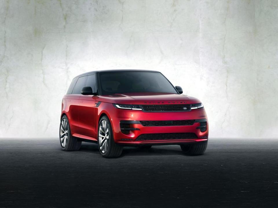 New Range Rover Sport 極具張力的車身比例和無可錯認的車身輪廓，完美突顯出蓄勢待發的印象。