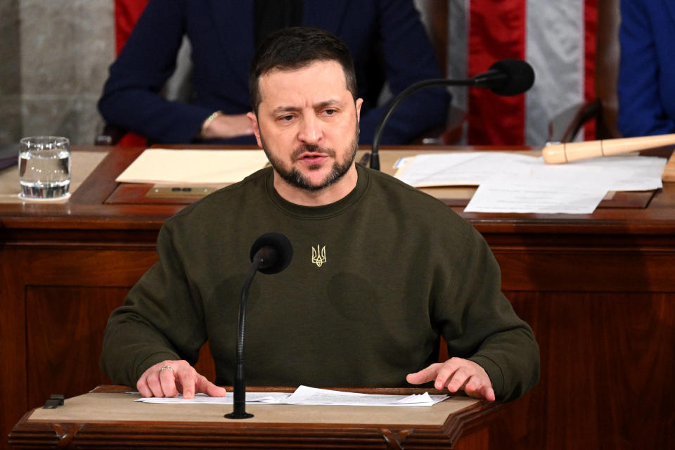 Un an après s’être adressé au Congrès américain le 21 décembre 2022, Volodymyr Zelensky va tenter de convaincre le nouveau speaker républicain de valider une nouvelle aide financière à l’Ukraine. 