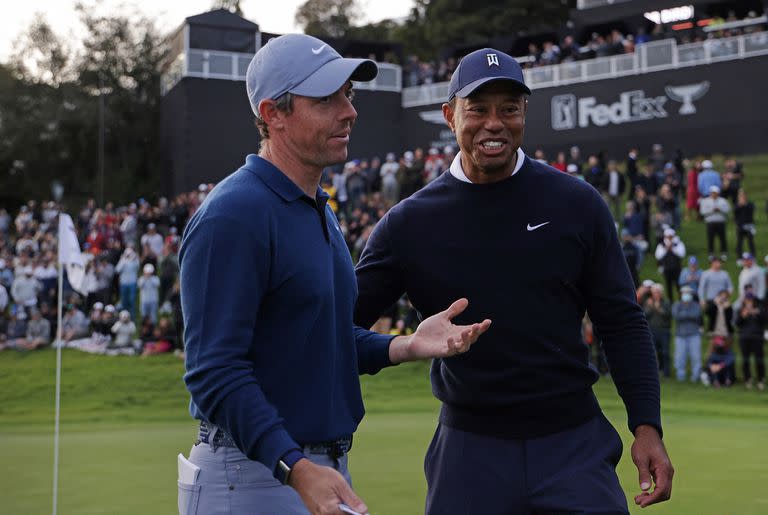 Tiger feliz tras su cierre brillante; lo festeja con McIlroy, que también finalizó con birdie