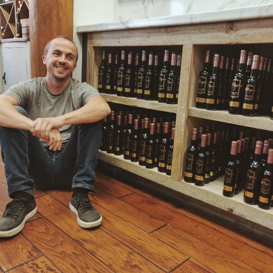 Junto a su esposa es dueño de Outrageous Olive Oils and Vinegars, una marca de aceites y vinagres de lujo. Además de vender a través de Internet, el matrimonio tiene una tienda en Old Town Scottsdale, Arizona. (Foto: Instagram / <a href="https://www.instagram.com/p/CAd3f7PHFx_/" rel="nofollow noopener" target="_blank" data-ylk="slk:@frankiemuniz4;elm:context_link;itc:0;sec:content-canvas" class="link ">@frankiemuniz4</a>)