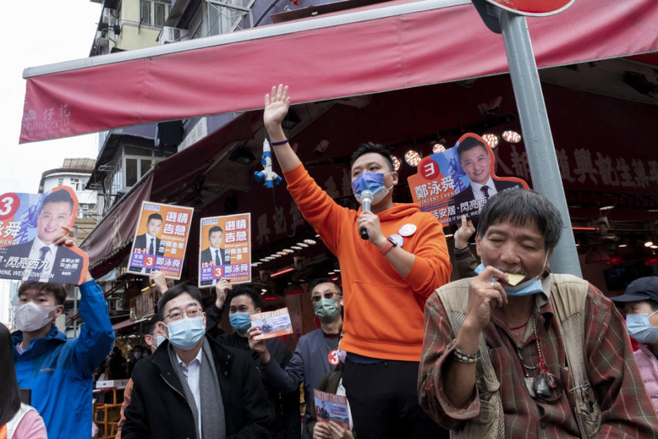 2021年12月19日，民建聯九龍西候選人鄭泳舜在深水埗拉票。