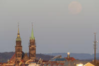 Bayern, Nürnberg: Der Mond geht als sogenannter Supermond auf, im Vordergrund sind die Türme der Kirche St. Lorenz. "Wenn der Mond im Perigäum steht und zugleich die Vollmondphase durchläuft, sprechen wir seit einigen Jahrzehnten – vor allem in den Medien – von einem Supermond, weil die Mondscheibe maximal groß und hell wird", erklärt der DLR-Astronom. (Foto: Daniel Karmann/dpa)