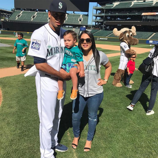 Mariners closer Edwin Diaz puts family and community first