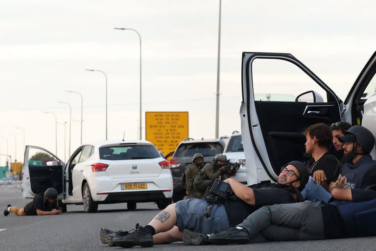 Ciudadanos se cubren del ataque palestino cerca de Gevim Kibbutz