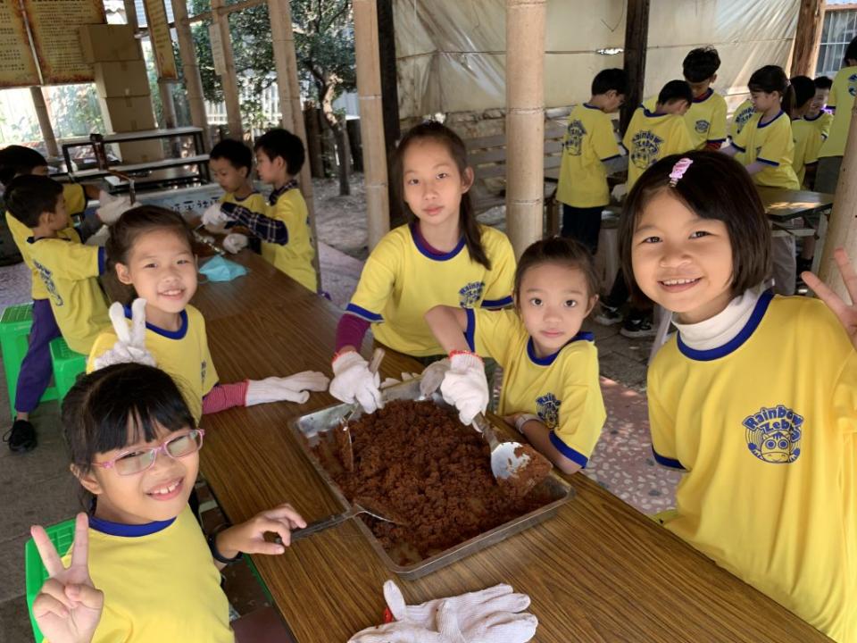 台南大學附小學童為了自釀醬油，深入了解醬油原料。（記者施春瑛攝）