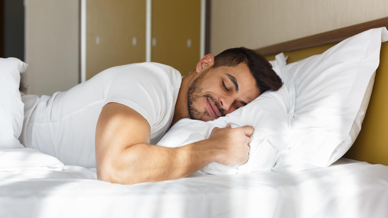 Si cada mañana despiertas con dolor en el cuello, los hombros, la cadera o la zona lumbar puede que sea el momento de considerar cuáles son las posiciones que estás adoptando para dormir. (Foto: Getty)