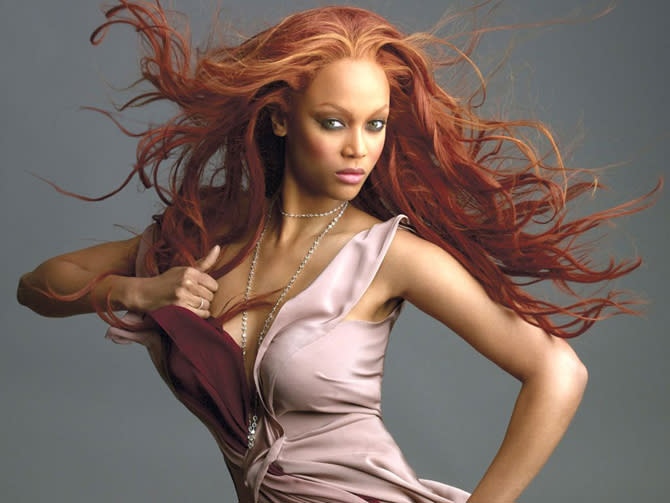 Hoy en día, Tyra Banks cuenta un currículo que va desde supermodelo a actriz, presentadora de televisión, escritora y mujer de negocios. Comenzó su carrera de modelo a los 15 años y tras el éxito en las pasarelas europeas, se mudó a Milán por una temporada para trabajar con los mejores diseñadores del mundo. A los 20 regresó a Estados Unidos para centrarse en anuncios y posados, siendo la primera modelo afroamericana en parecer en las portadas de GQ y Sports Illustrated. Probó suerte en la interpretación en series de televisión, como 'El príncipe de Bel-Air', aunque su gran salto al cine llegó en 1994 con 'Semillas de rencor', continuando con malas decisiones que denotaban su falta de talento, como 'Life-Size' con Lindsay Lohan o 'Halloween: Resurrection'. Su papel más recordado es el de camarera en la película <a href=" http://es.cine.yahoo.com/e/el-bar-coyote/index-9541465.html" data-ylk="slk:‘El bar Coyote’.;elm:context_link;itc:0;sec:content-canvas;outcm:mb_qualified_link;_E:mb_qualified_link;ct:story;" class="link  yahoo-link"> ‘El bar Coyote’. </a>