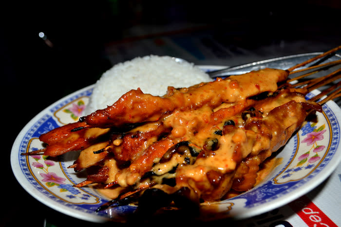 Serving the satay: After the satay is cooked, it is then served with peanut sauce flavored with chili and brown sugar. For a sharper flavor, you can add sliced chili and raw onions as well.